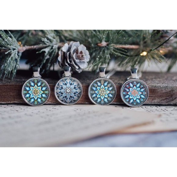 Icy Blue Snowflake Stained Glass Art Pearl Charm Bracelet Stretch Gift Idea New - Picture 3 of 3